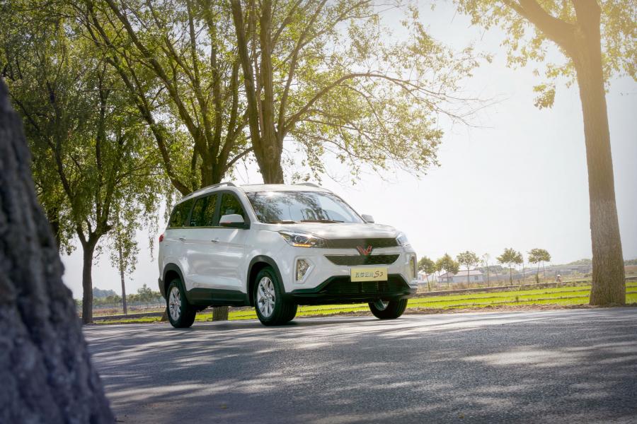  WuLing Hongguang S3 2017 года  (фото 8 из 9)